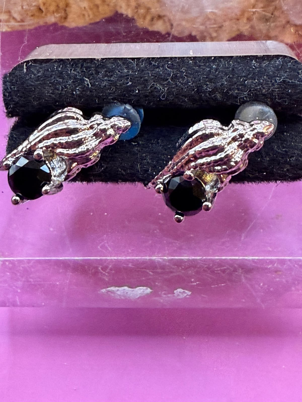 Schwarzer Spinell Muschel Ohrstecker